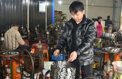 桐梓县:代加工小车间 解决群众大就业