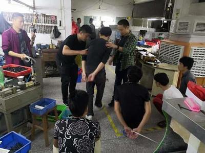 卡地亚手镯80元甩卖?假冒眼镜珠宝"家庭作坊"被端